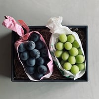 種がなく皮ごと食べられるシャインマスカット1房とナガノパープル１房