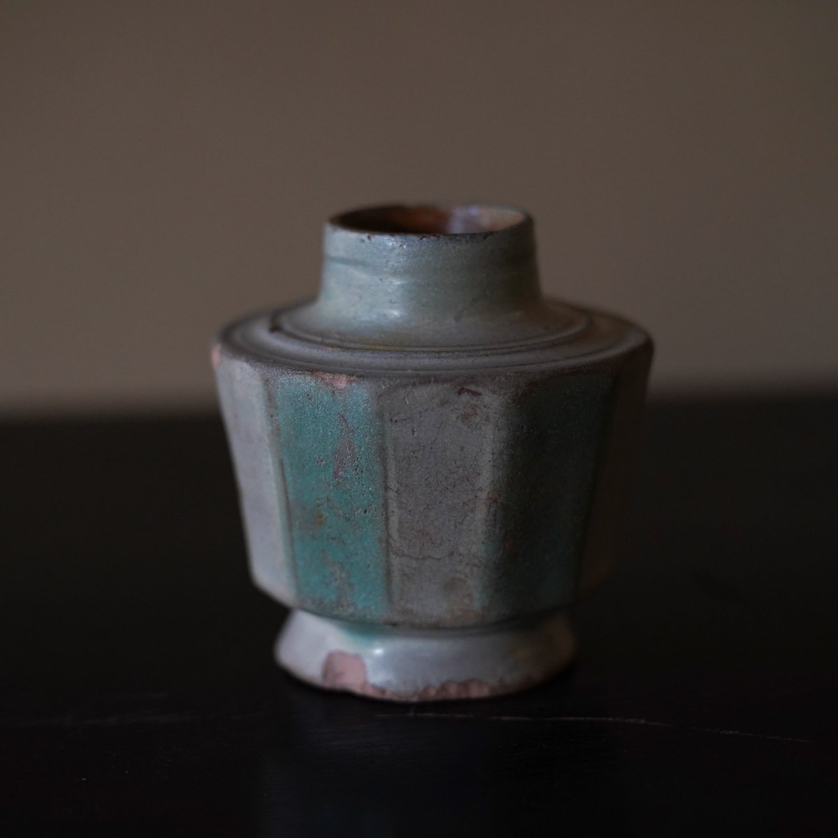 15-16世紀ビルマ 白錫釉緑彩面取小壺 / 仏教美術 鉛釉 香炉 花入 花器 fit=scale-down,w=1200