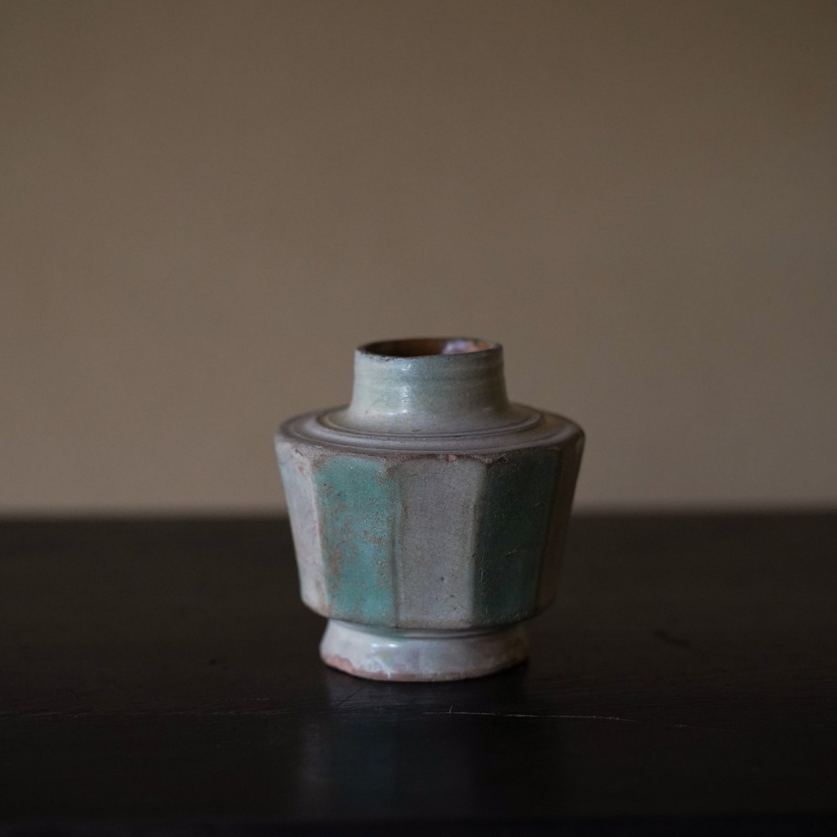 15-16世紀ビルマ 白錫釉緑彩面取小壺 / 仏教美術 鉛釉 香炉 花入 花器 白錫鉛釉緑彩面取小壺 / ビルマ15-16世紀 | tsuchika