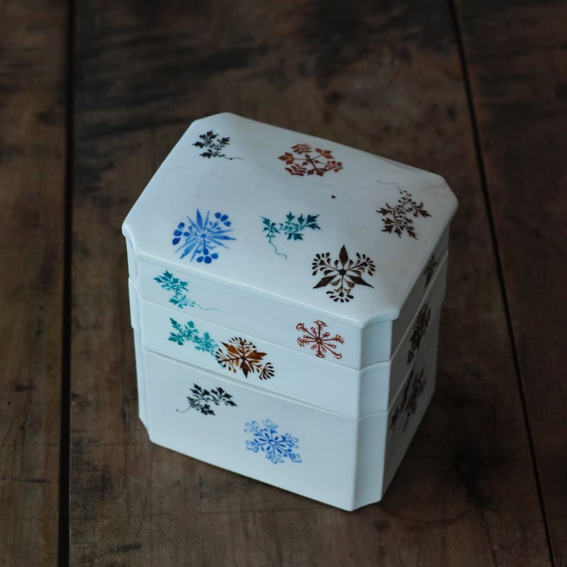 白磁色絵草花文三段重 / 大正時代 | tsuchika