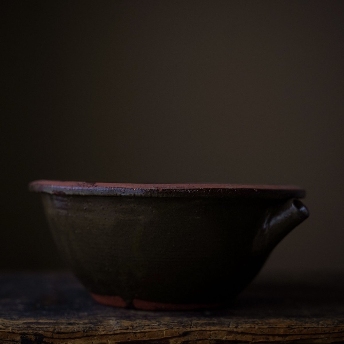 薩摩焼 苗代川 唐草浮出紋 大鉢 黒薩摩 時代物 盆栽 植木鉢 琉球 能野 壷屋 薩摩焼 苗代川 唐草浮出紋 大鉢 黒薩摩 時代物 盆栽 植木鉢 琉球 能