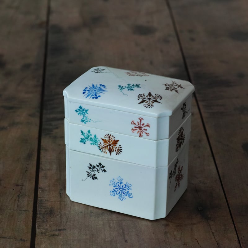 白磁色絵草花文三段重 / 大正時代 | tsuchika