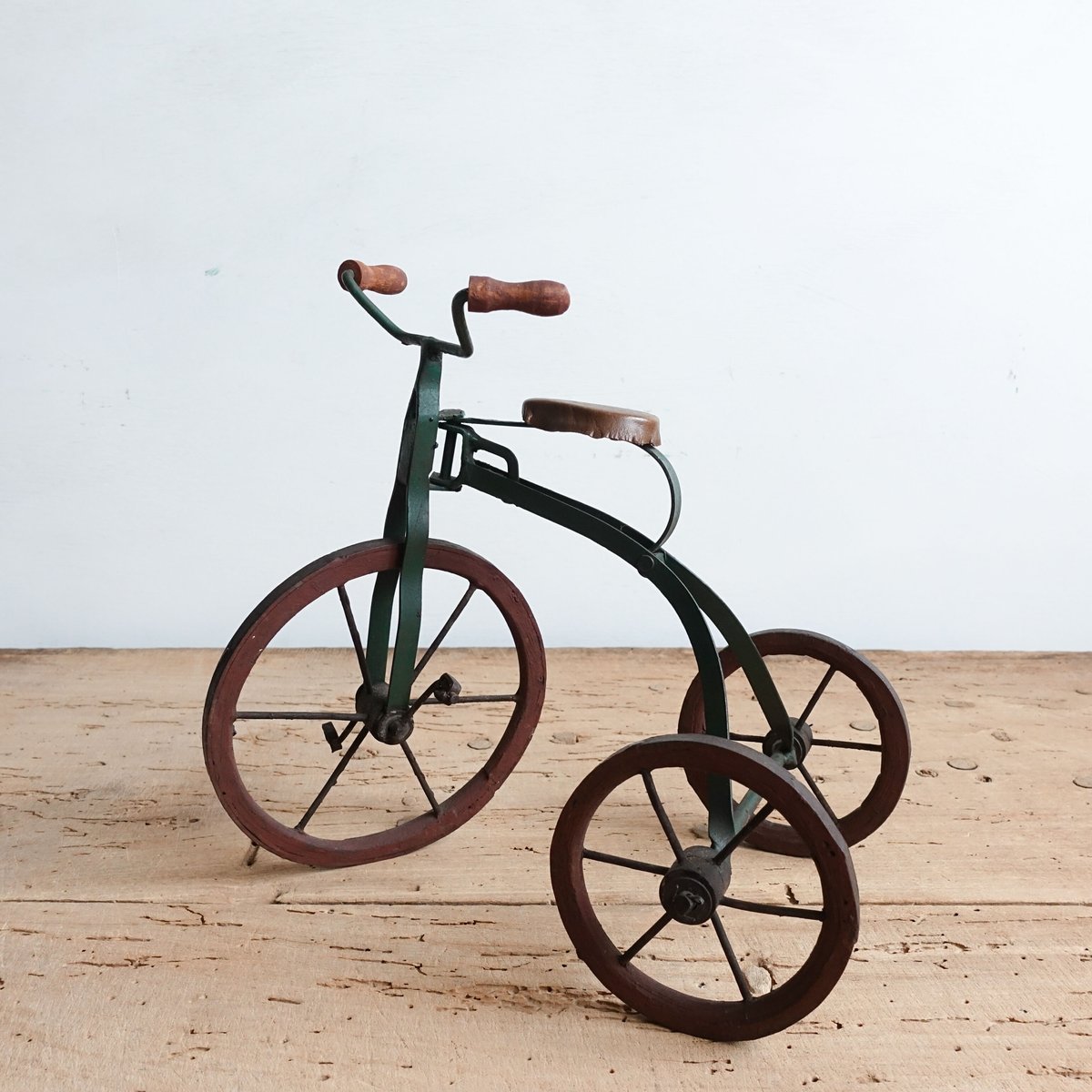三輪車 MADE IN ITALY 外国製 レトロ コレクション 受注商品】ペリカンデザイン三輪車 Vハンドル 赤 | BORNELUND