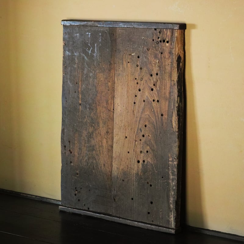 虫喰い跡が景色となった古い敷板 明治頃 古板 天板 展示台 飾り台 茶台 花台 虫喰い跡が景色となった古い敷板 / 明治頃 | tsuchika