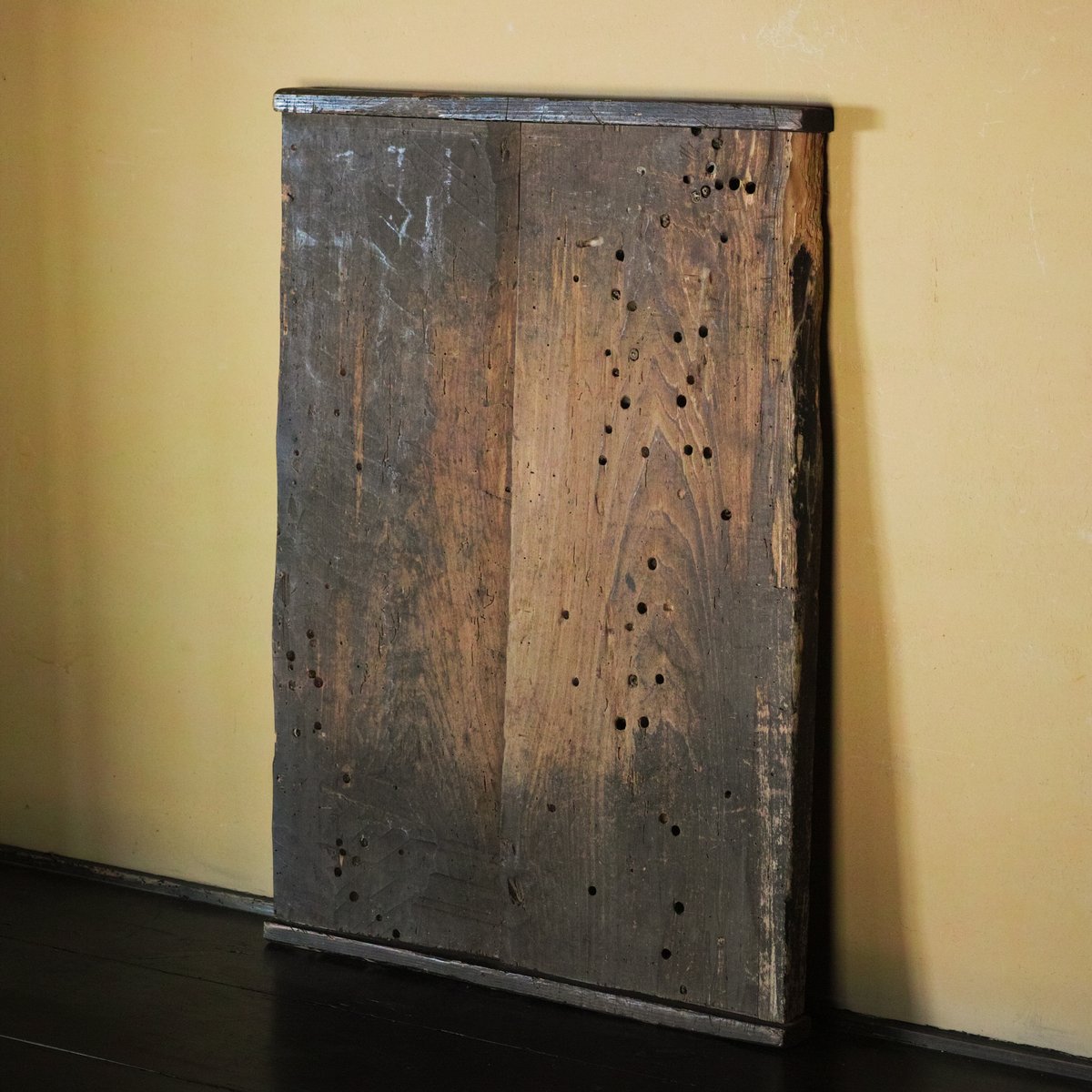 虫喰い跡が景色となった古い敷板 明治頃 古板 天板 展示台 飾り台 茶台 花台 虫喰い跡が景色となった古い敷板 / 明治頃 | tsuchika