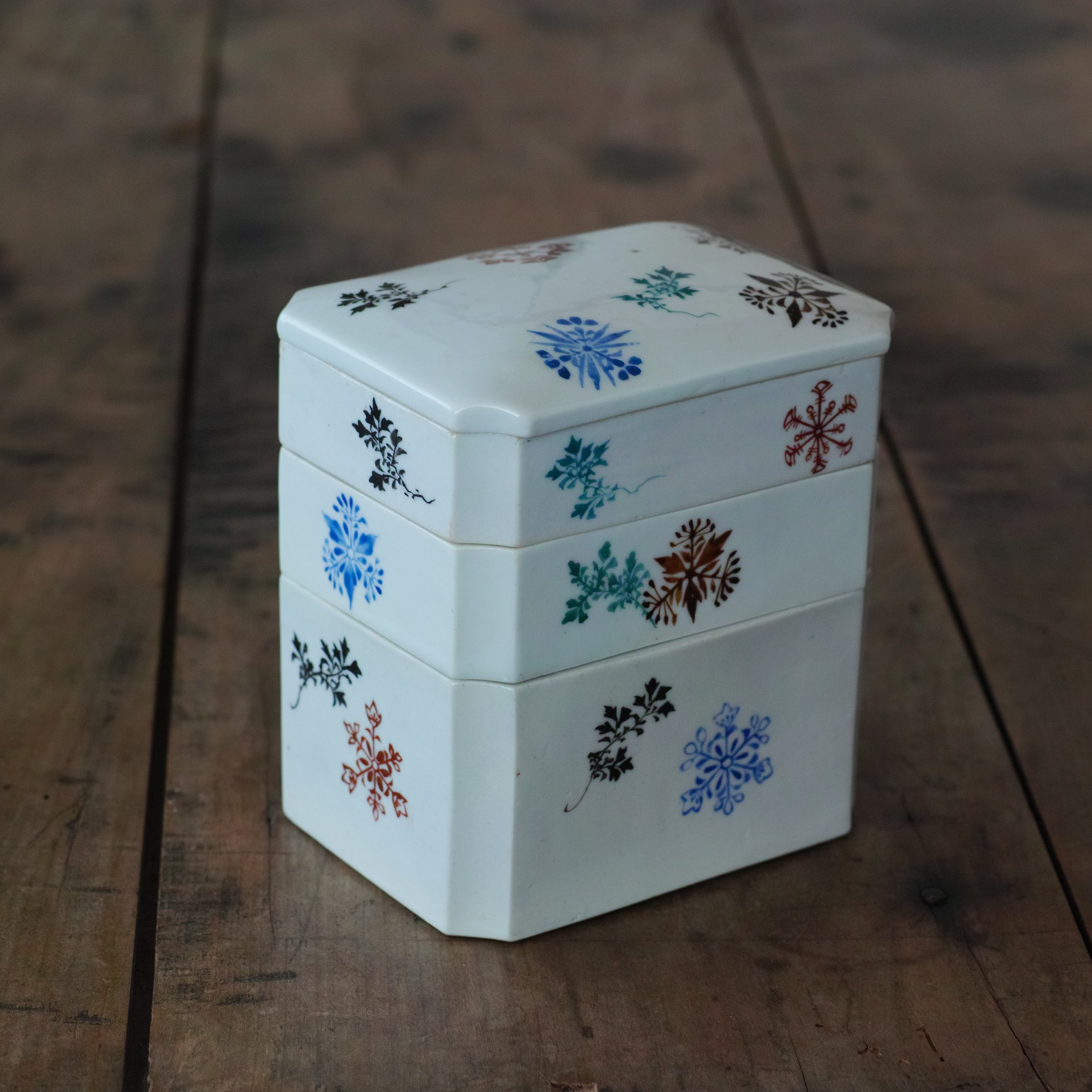 明治〜大正時代　アンティーク有田　極上品　色絵花草文様三ツ揃鉢　箱付　超絶技巧 白磁色絵草花文三段重 / 大正時代 | tsuchika