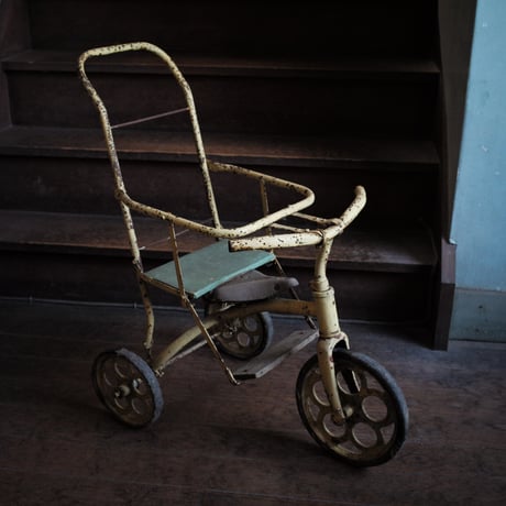 古いペンキ塗りの鉄製手押し三輪車 / 昭和時代 古いペンキ塗りの鉄製手押し三輪車 / 昭和時代 古いペンキ塗りの