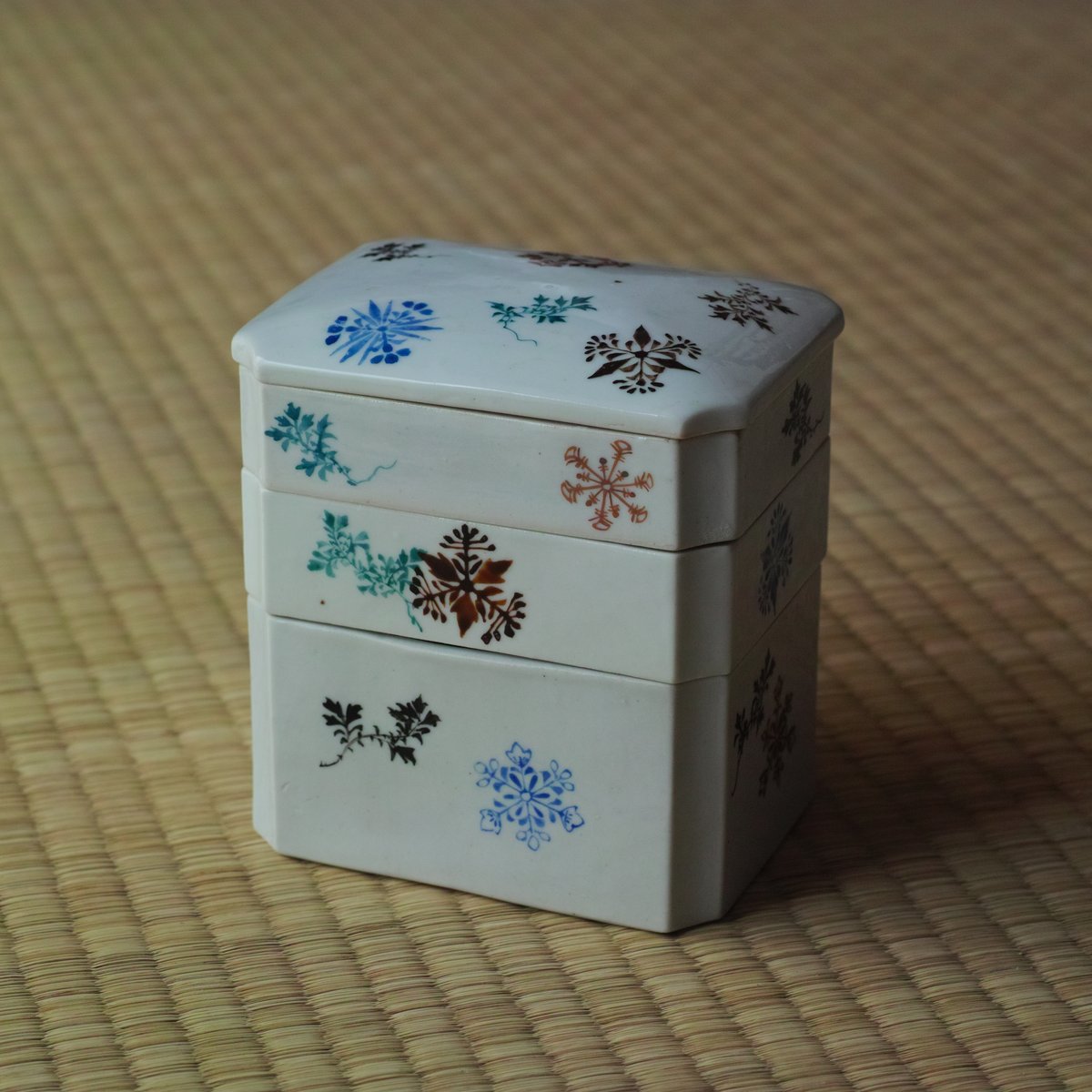 白磁色絵草花文三段重 / 大正時代 | tsuchika
