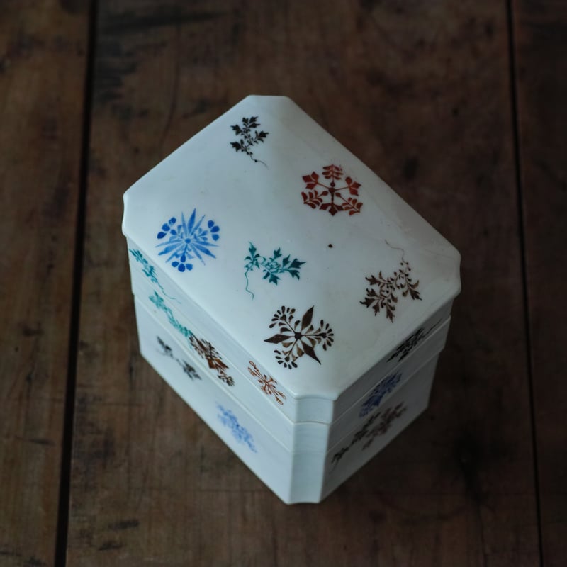 白磁色絵草花文三段重 / 大正時代 | tsuchika