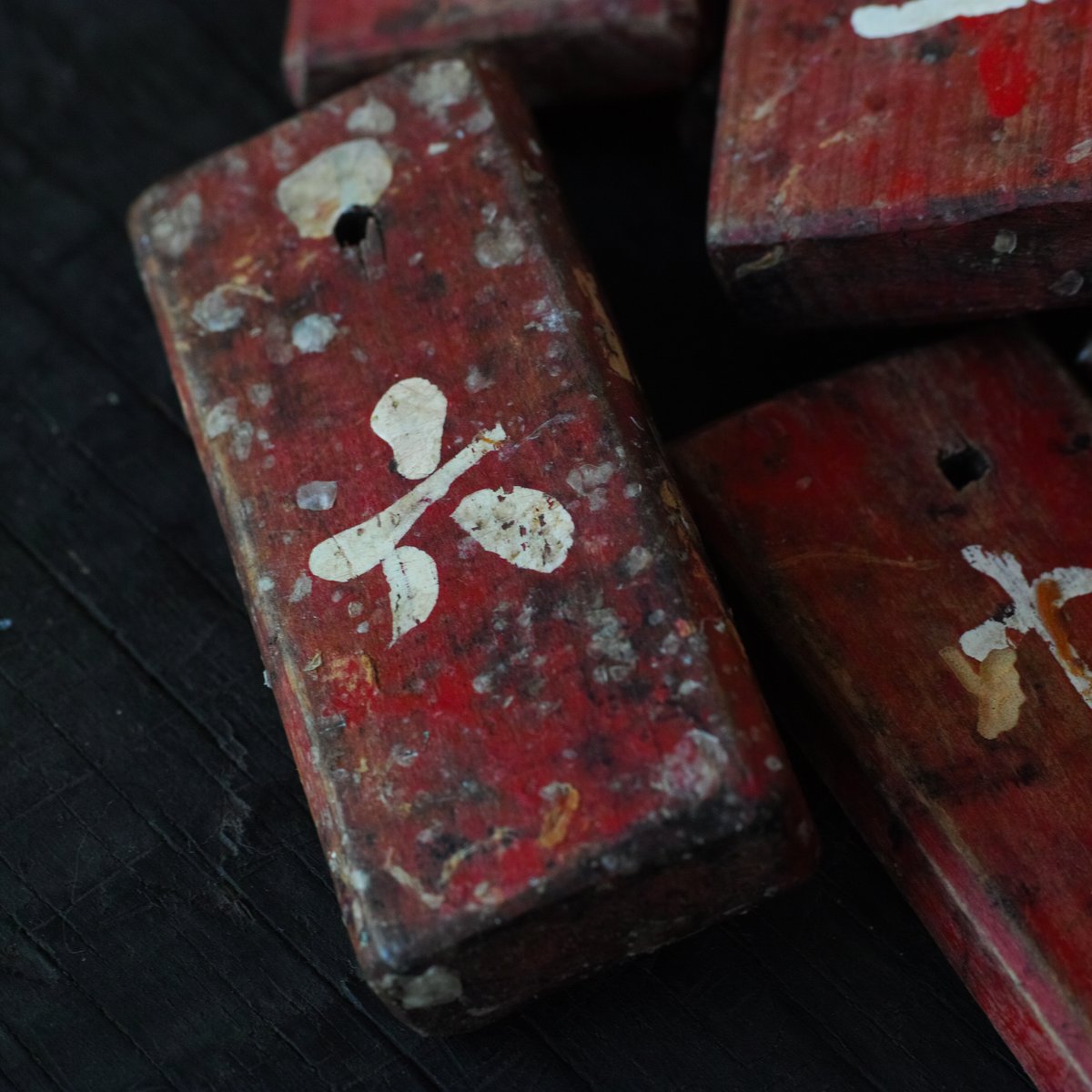 木札です 青森ヒバ木札・大札（両面別文字・90cm紐付） W34×H67×D6mm