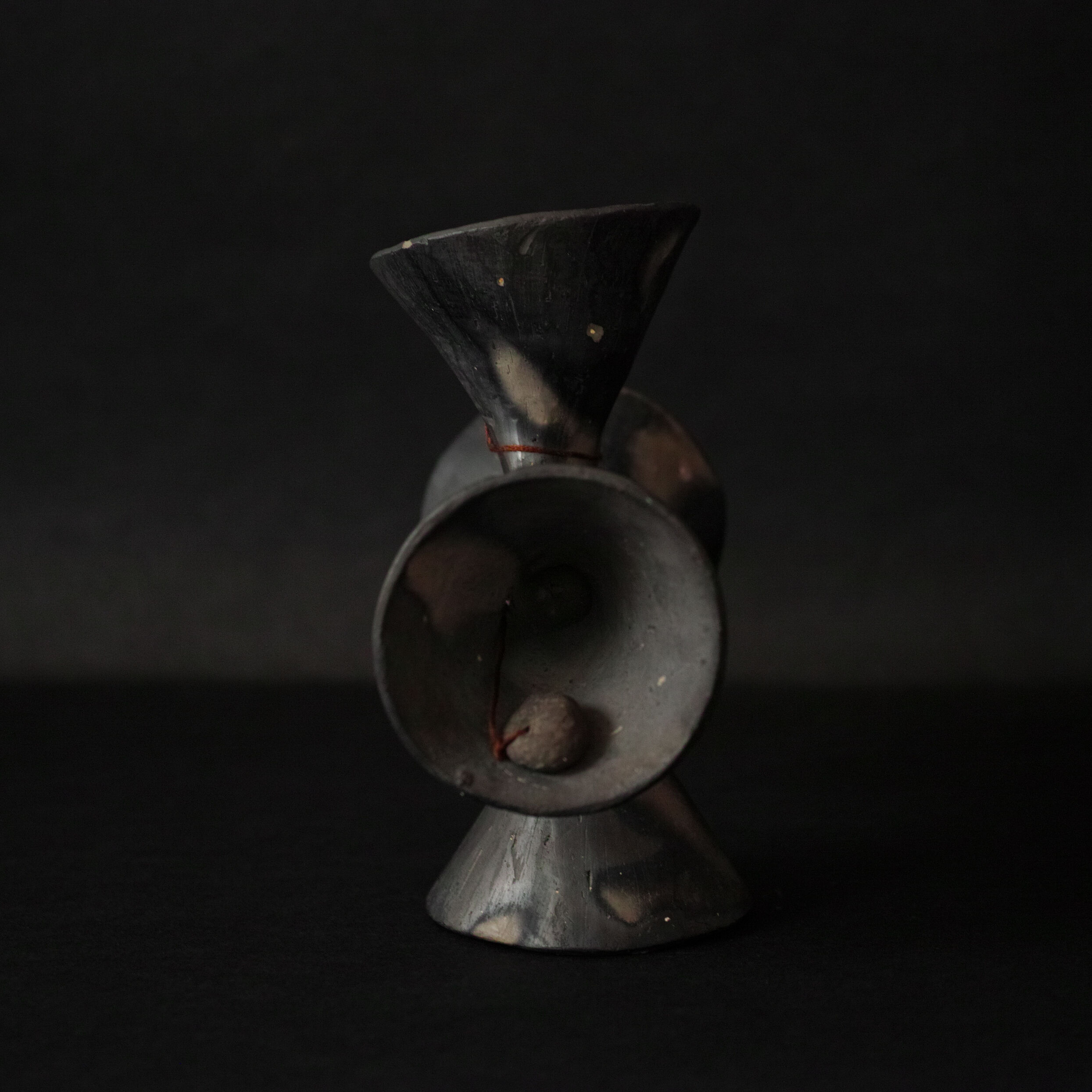 メキシコ　ベル　黒陶　オブジェ　ミッドセンチュリー メキシコ 黒陶の十字ベル / Mexican Black Pottery Cross Bell