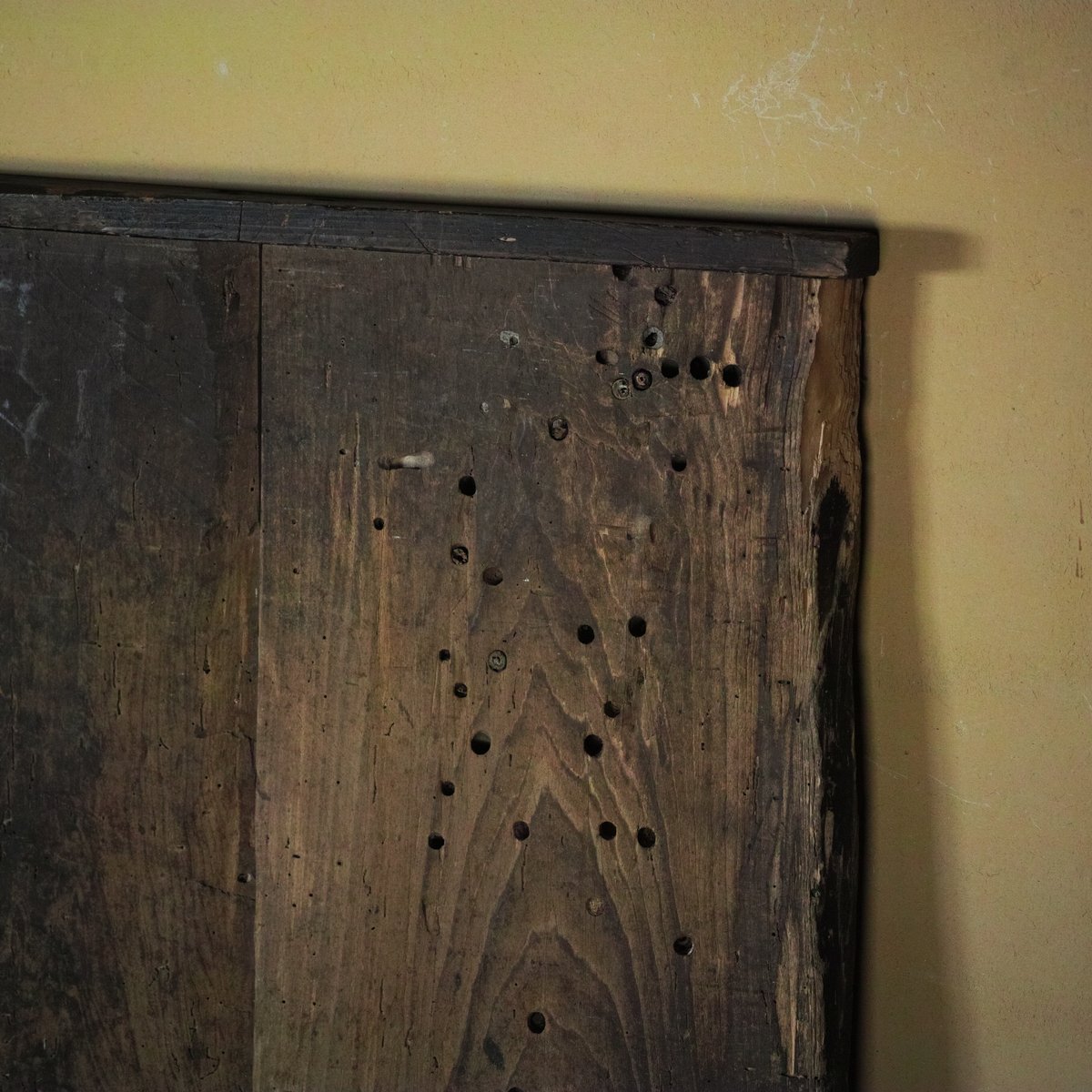 虫喰い跡が景色となった古い敷板 / 明治頃 | tsuchika