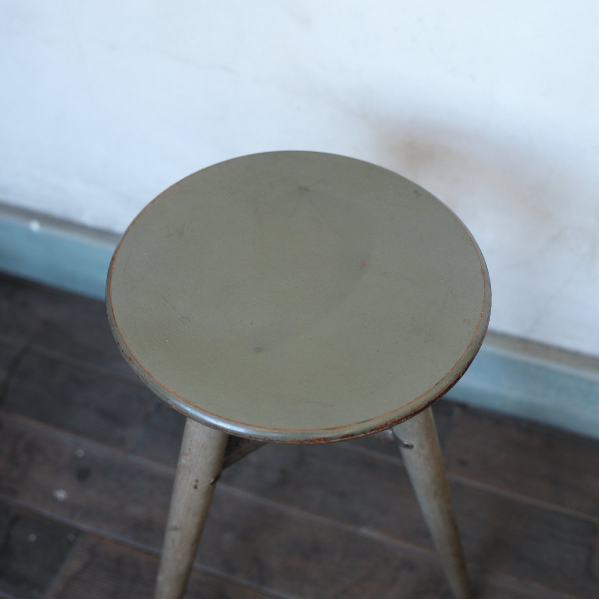 古い水色ペンキの三脚スツール丸椅子 / 1960年代 ヴィンテージ 古道具坂田 古い水色ペンキの三脚スツール丸椅子 / 1960年代 ヴィンテージ
