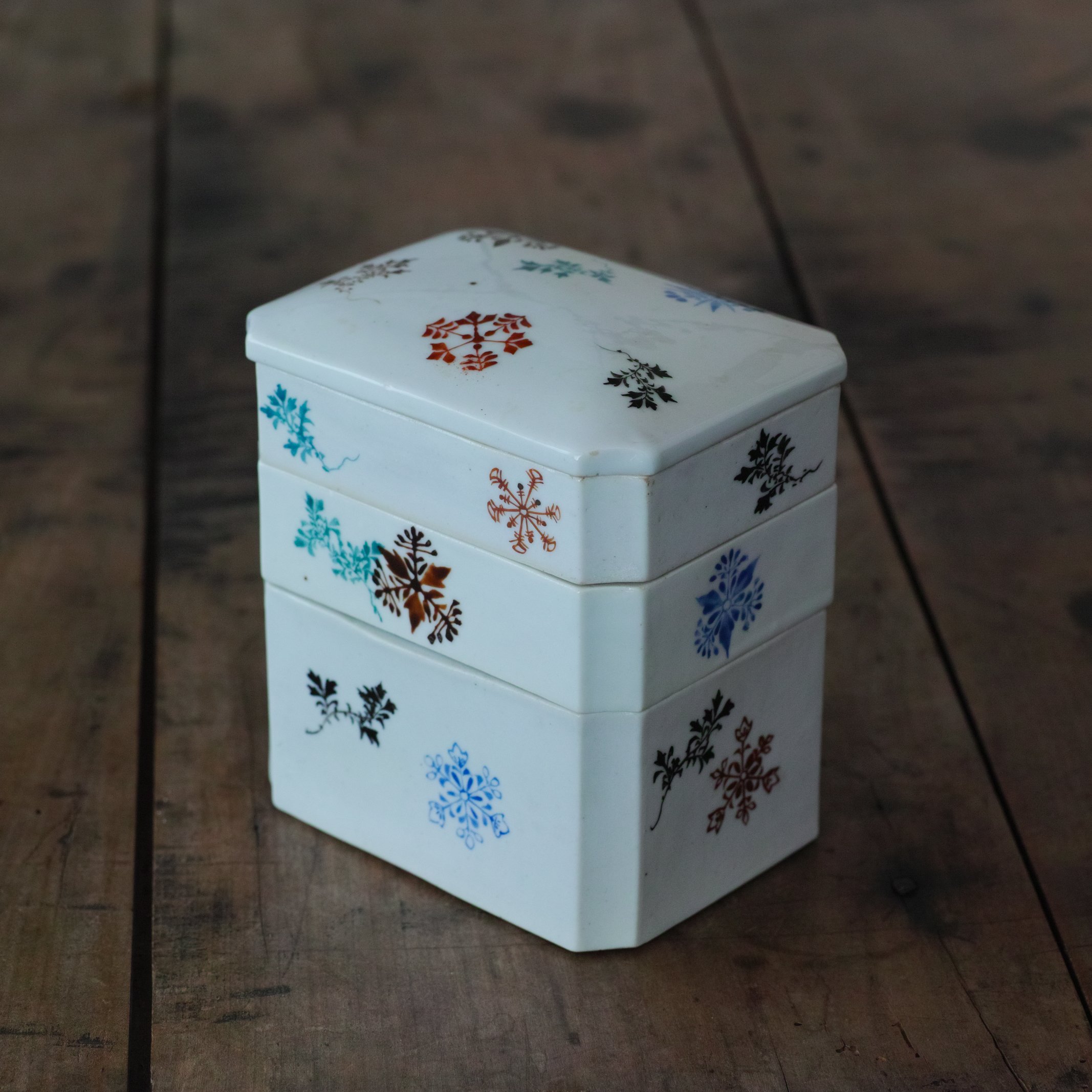 白磁色絵草花文三段重 / 大正時代 | tsuchika