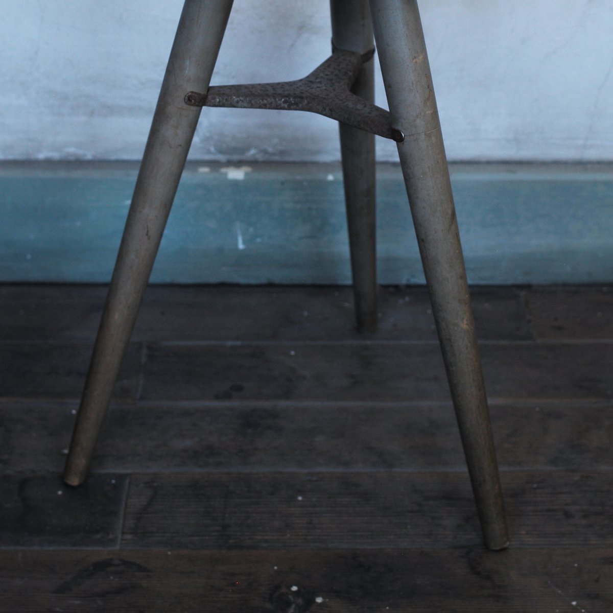 古い水色ペンキの三脚スツール丸椅子 / 1960年代 ヴィンテージ 古道具坂田 古い水色ペンキの三脚スツール丸椅子 / 1960年代 ヴィンテージ