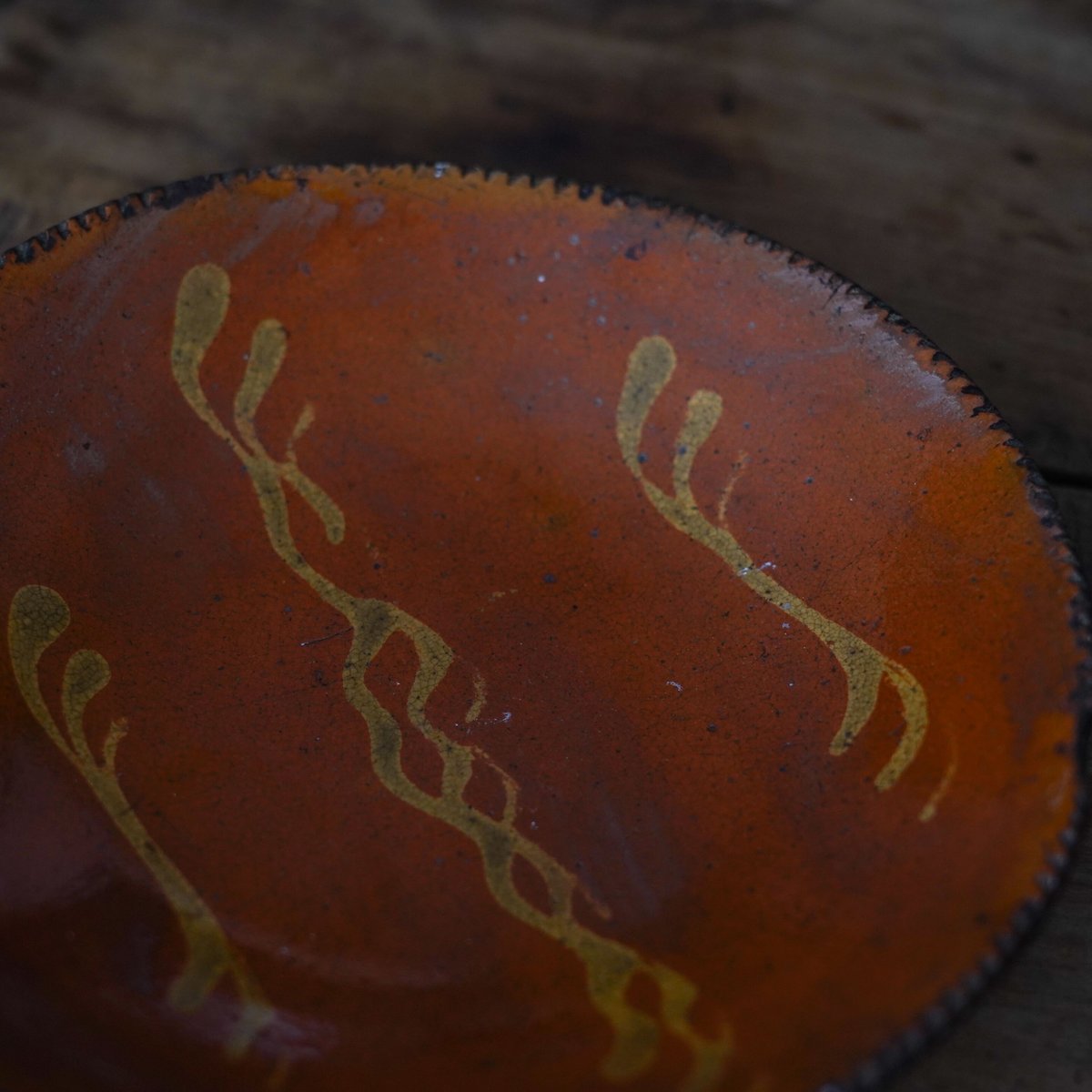 19世紀 アメリカ スリップウェア 薄作りでモダンな佇まいのレッド