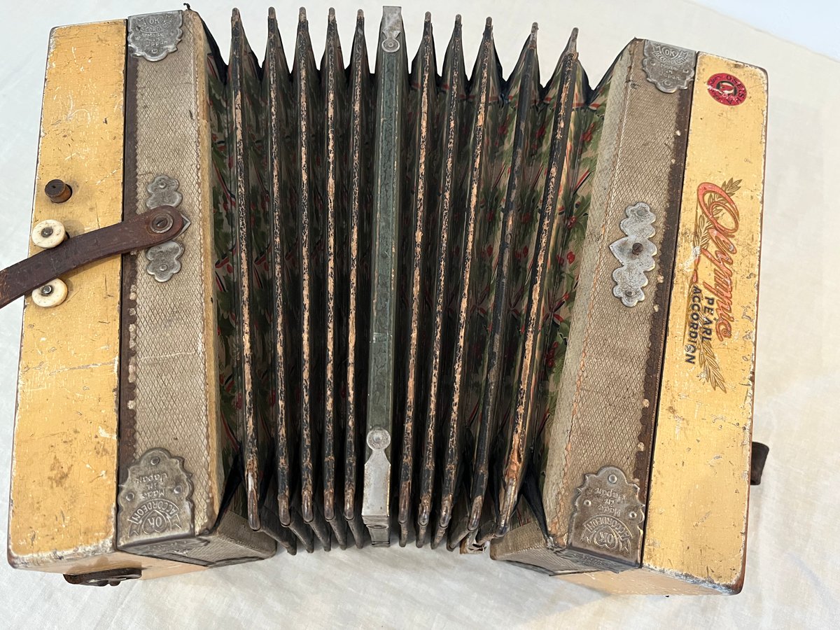 トンボ社製の古いアコーディオン 楽器 | そら豆ガラス商店