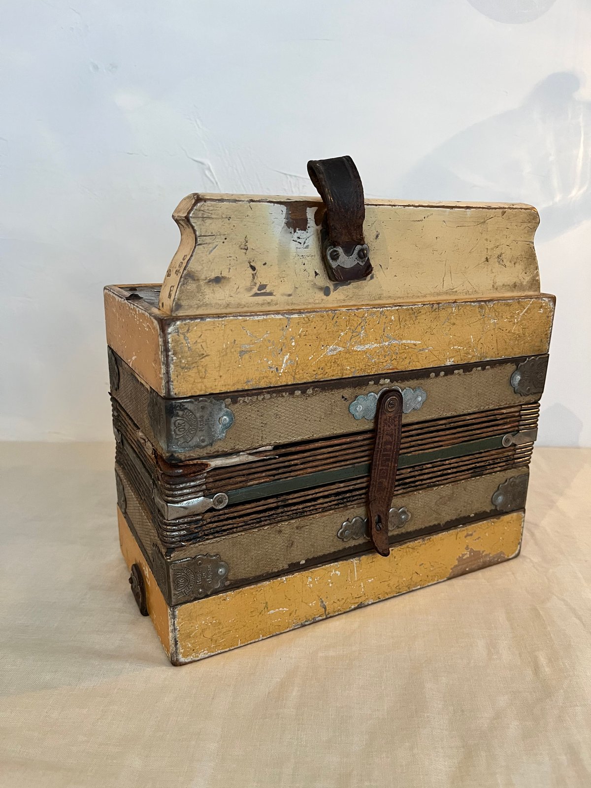 トンボ社製の古いアコーディオン 楽器 | そら豆ガラス商店