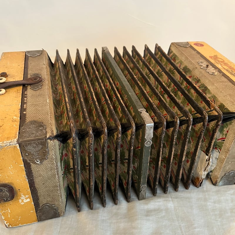 トンボ社製の古いアコーディオン 楽器 | そら豆ガラス商店