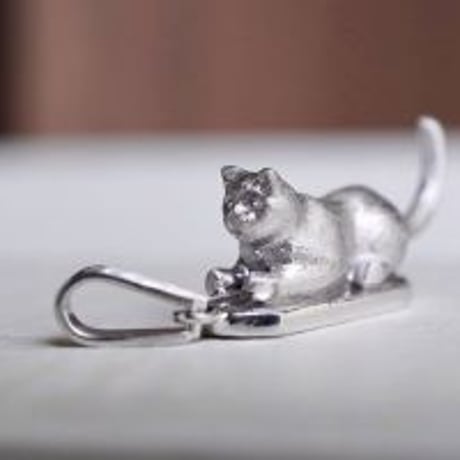 銀のネックレス 猫