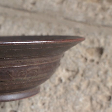 褐色ノアール　線刻　リム　深鉢