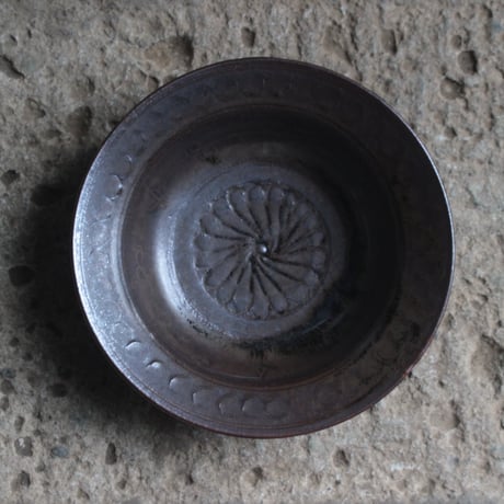 褐色ノアール　線刻　リム　深鉢