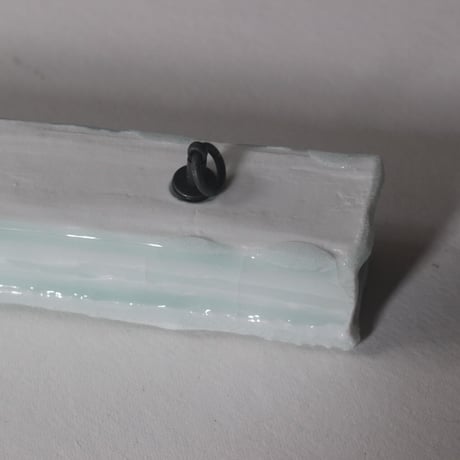 青白磁壁飾り　掛花入ロング