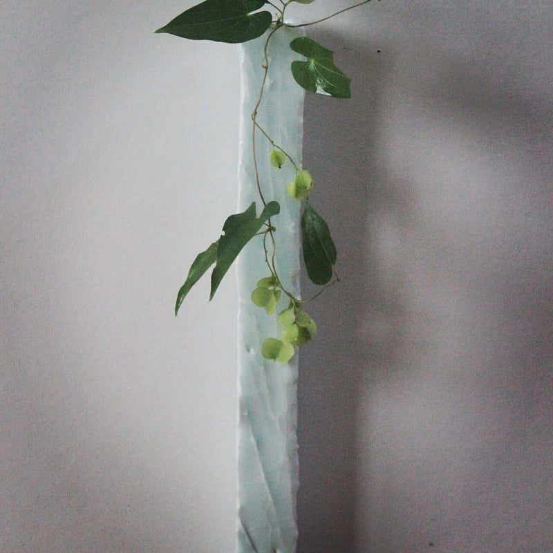 青白磁壁飾り 掛花入ロング | うつわ 吉澤直樹&遠藤薫