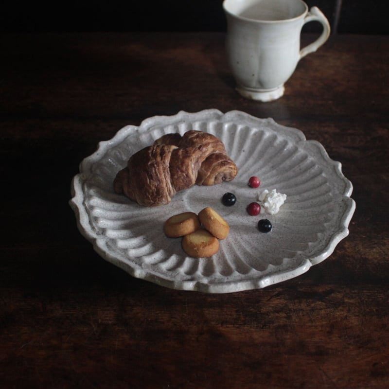 お皿とうきわ 輪花しのぎ8寸皿 マットな質感 | うつわ 吉澤直樹&遠藤薫