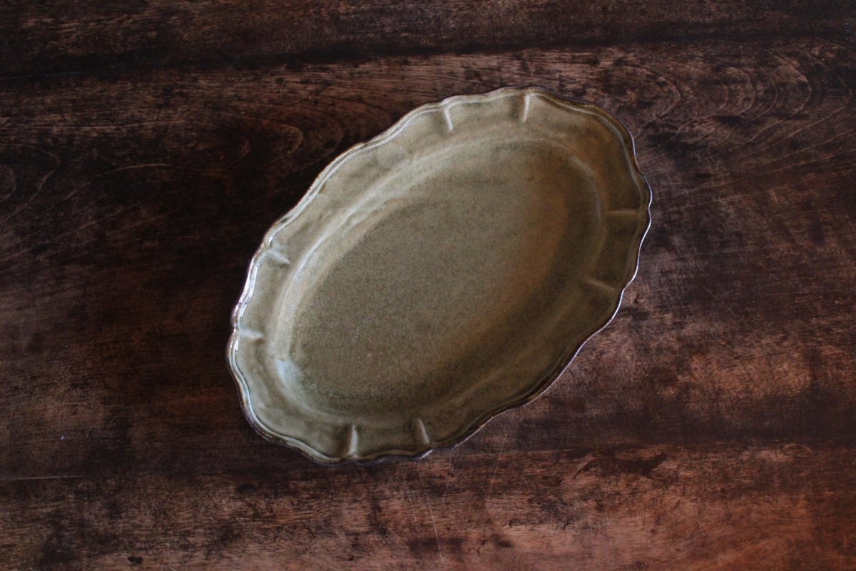 金属製オーバル皿 ブドウと花のデザイン 金属製オーバル皿 ブドウと花のデザイン