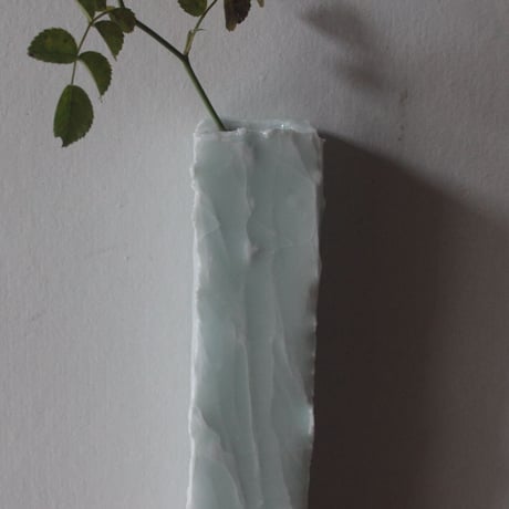 青白磁壁飾り　掛花入ロング