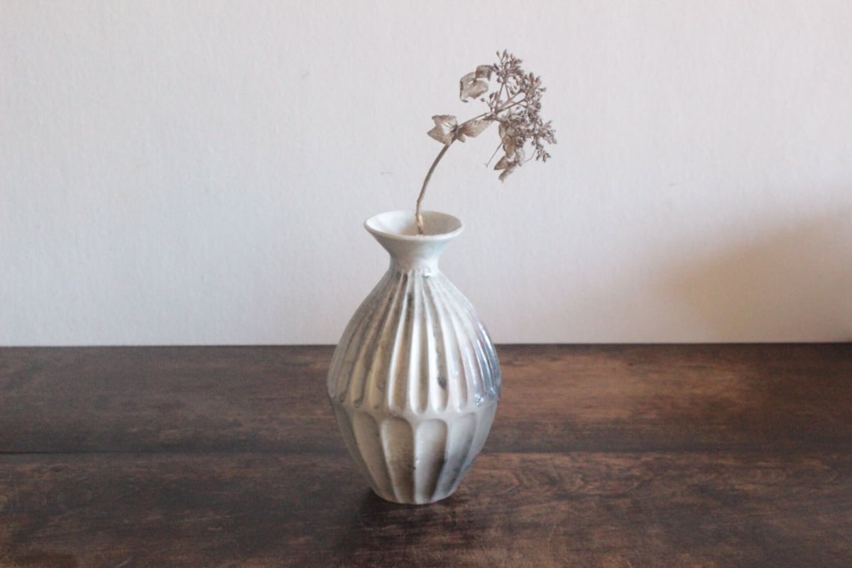 窯変白磁しのぎ花入 | うつわ 吉澤直樹&遠藤薫