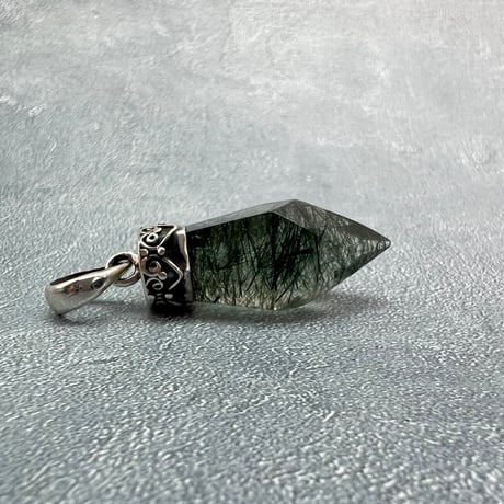 【ガネッシュヒマール産】アクチノライトイン天然ヒマラヤ水晶ペンダントトップ/Ganesh Himal Actinorite in Himalayan Quartz Pendant Top