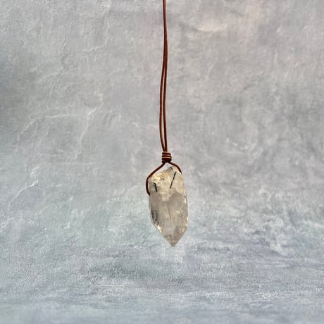 【カイラス産】天然ヒマラヤ水晶革紐付きペンダント/Kailash Himalayan Quartz Pendant
