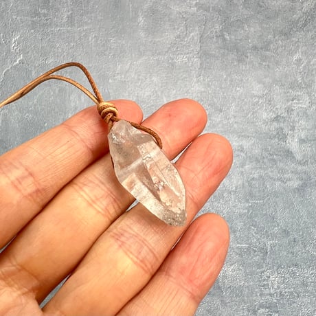 【カイラス産】天然ヒマラヤ水晶革紐付きペンダント④/Kailash Himalayan Quartz Pendant