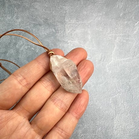 【カイラス産】天然ヒマラヤ水晶革紐付きペンダント/Kailash Himalayan Quartz Pendant