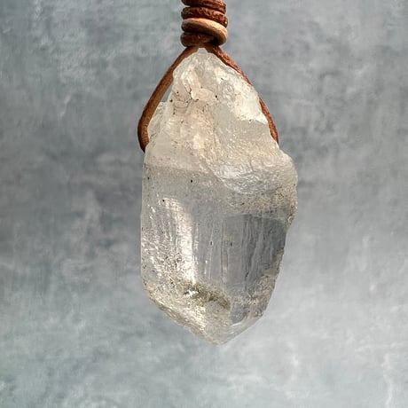 【カイラス産】天然ヒマラヤ水晶革紐付きペンダント/Kailash Himalayan Quartz Pendant