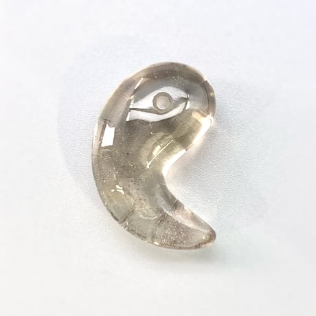 ガウリシャンカール産天然スモーキークォーツ"手磨き加工"勾玉ビーズ1⃣ Gaurishankar Himalayan Smoky  Quartz Magatama