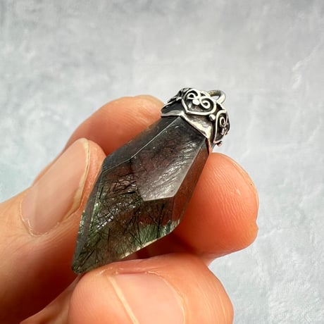 【ガネッシュヒマール産】アクチノライトイン天然ヒマラヤ水晶ペンダントトップ/Ganesh Himal Actinorite in Himalayan Quartz Pendant Top