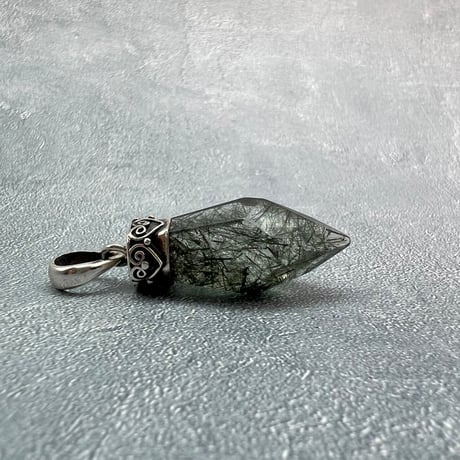 【ガネッシュヒマール産】アクチノライトイン天然ヒマラヤ水晶ペンダントトップ/Ganesh Himal Actinorite in Himalayan Quartz Pendant Top