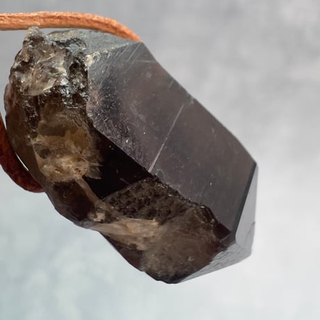 【ガウリシャンカール産】天然ヒマラヤスモーキークォーツ革紐ペンダント①/GauriShankar Himalayan Smoky Quartz Pendant