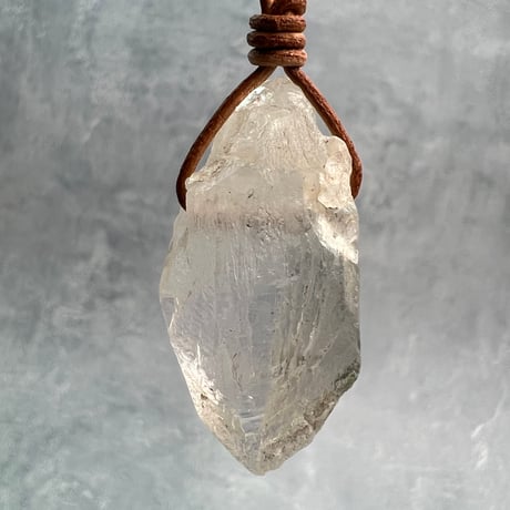 【カイラス産】天然ヒマラヤ水晶革紐付きペンダント/Kailash Himalayan Quartz Pendant
