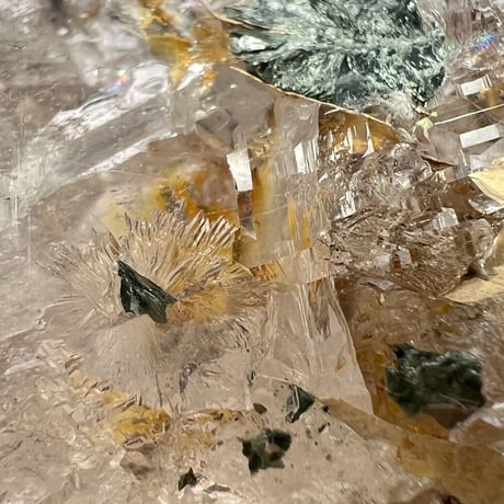 【ガネッシュヒマール産】バイオタイト&フックサイト入り天然ヒマラヤ水晶/Ganesh Himal Biotite&Fuchsite in Himalayan Quartz