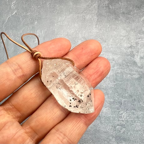 【カイラス産】天然ヒマラヤ水晶革紐付きペンダント/Kailash Himalayan Quartz Pendant
