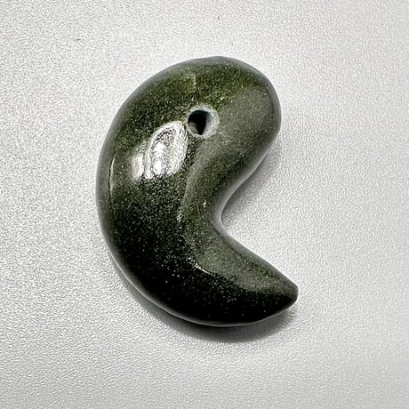 【ガネッシュヒマール産】クローライトインヒマラヤ水晶"手磨き加工"勾玉ビーズ/Ganesh Himal Chlorite in Himalayan Quartz Magatama