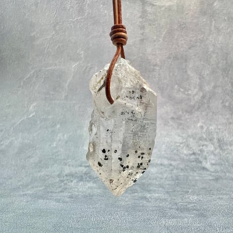 【カイラス産】天然ヒマラヤ水晶革紐付きペンダント/Kailash Himalayan Quartz Pendant