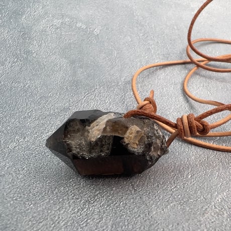【ガウリシャンカール産】天然ヒマラヤスモーキークォーツ革紐ペンダント①/GauriShankar Himalayan Smoky Quartz Pendant