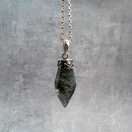 【ガネッシュヒマール産】アクチノライトイン天然ヒマラヤ水晶ペンダントトップ/Ganesh Himal Actinorite in Himalayan Quartz Pendant Top