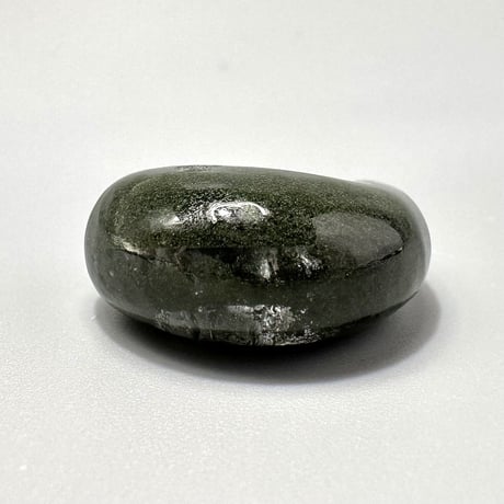 【ガネッシュヒマール産】クローライトインヒマラヤ水晶"手磨き加工"勾玉ビーズ/Ganesh Himal Chlorite in Himalayan Quartz Magatama