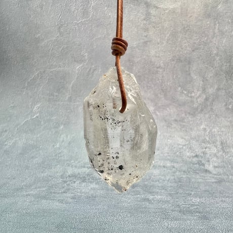 【カイラス産】天然ヒマラヤ水晶革紐付きペンダント/Kailash Himalayan Quartz Pendant